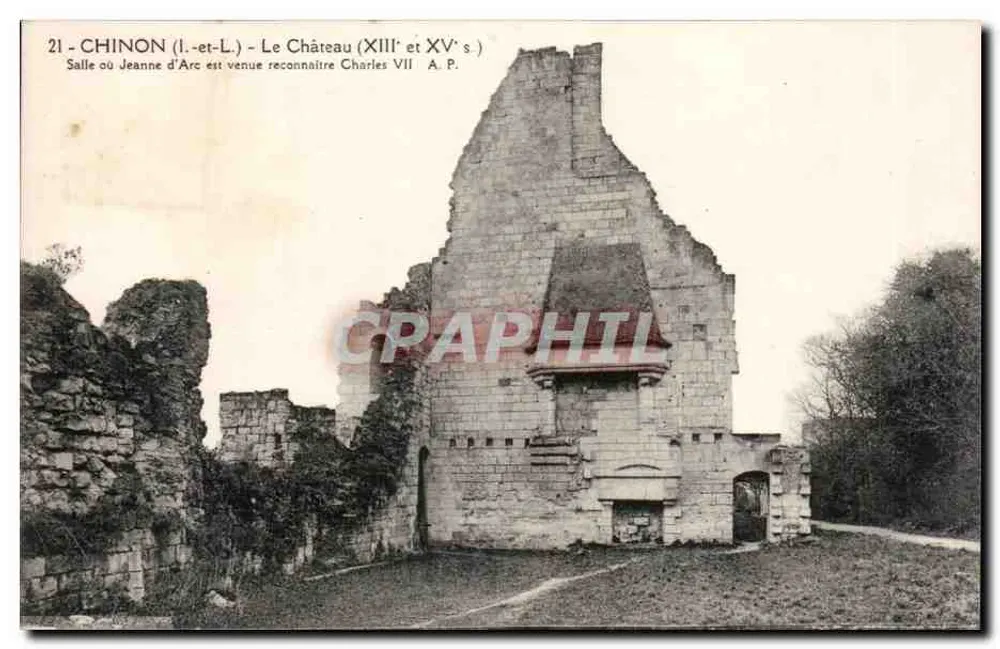 Chinon (Indre-et-Loire) — O Castelo (séculos XIII e XV) — Sala onde Joana d'Arc veio reconhecer Carlos VII — A.P. - Frente