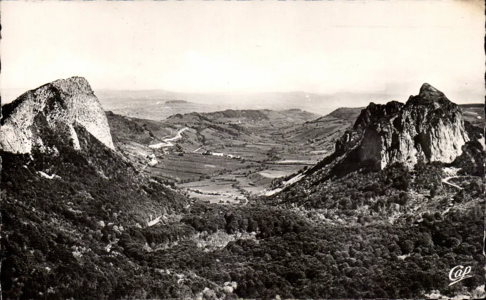 Aussicht von Mont-Dore — Tuillières-Felsen und Sanadoire — Cap - Vorderseite