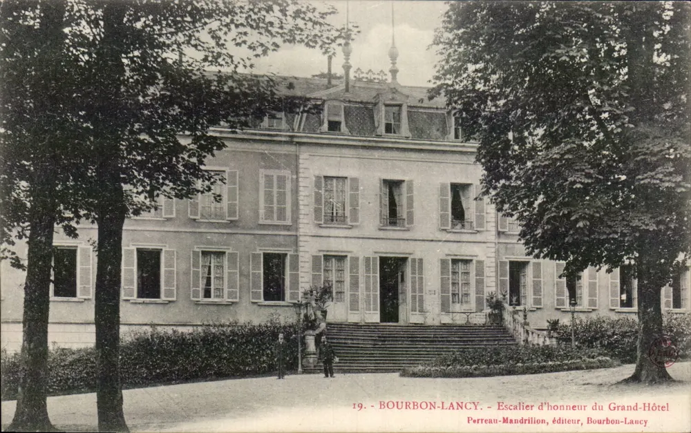 Bourbon-Lancy — Escalier d'honneur du Grand-Hôtel — Perreau-Mandrillon, éditeur, Bourbon-Lancy - Frente