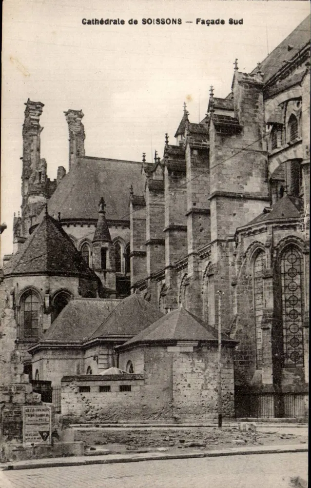 Catedral de SOISSONS — Fachada Sul — Editor B. Nougaret & H. Lestrat em Soissons - Frente