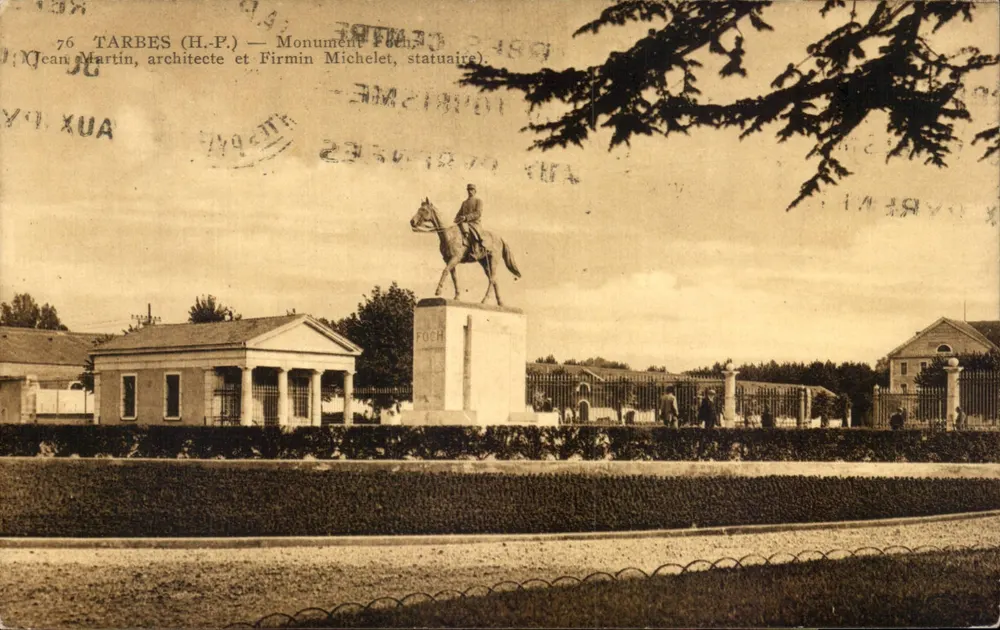 Tarbes (H.P.) — Monumento Foch — Jean Martin, arquiteto e Firmin Michelet, escultor - Frente