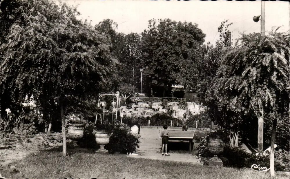 Mesnil-Val (Seine-Maritime) — Hostellerie de la Vieille Ferme, Les Jardins - La Terrasse — Combière (S.-et-L.) - Vorderseite