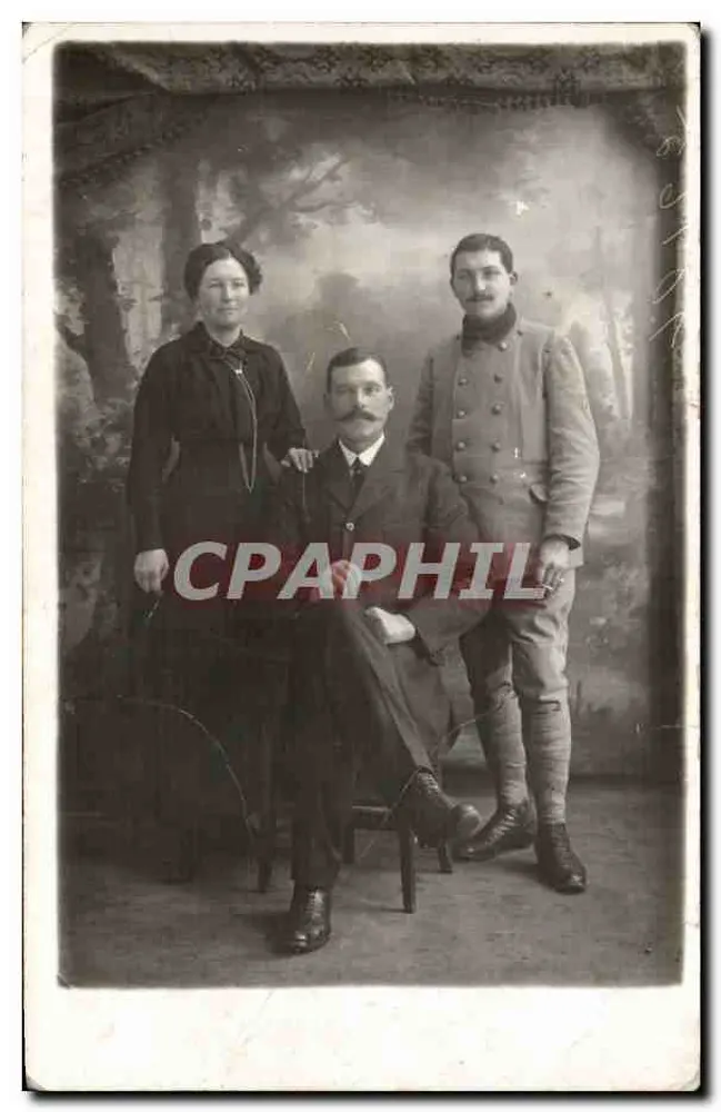 Família — três pessoas em estúdio — editor anônimo, número de série não legível - Frente