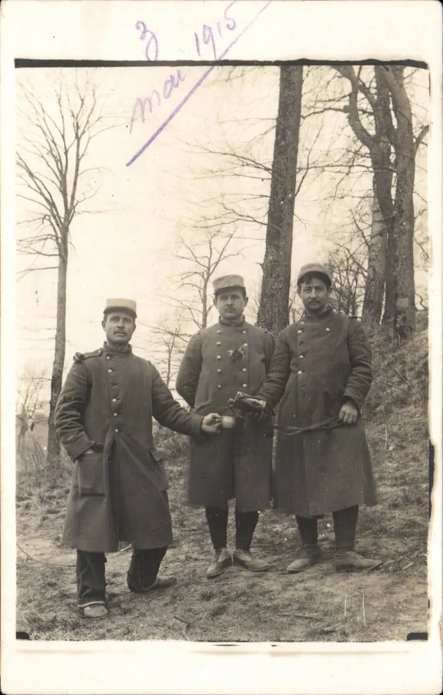 Três soldados franceses — floresta — datada 3 de maio de 1915 - Frente