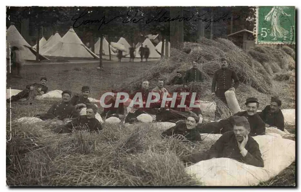 Camp de Strasbourg — Soldaten in militärischer Uniform, die auf Strohballen ruhen — Verlag nicht sichtbar - Vorderseite