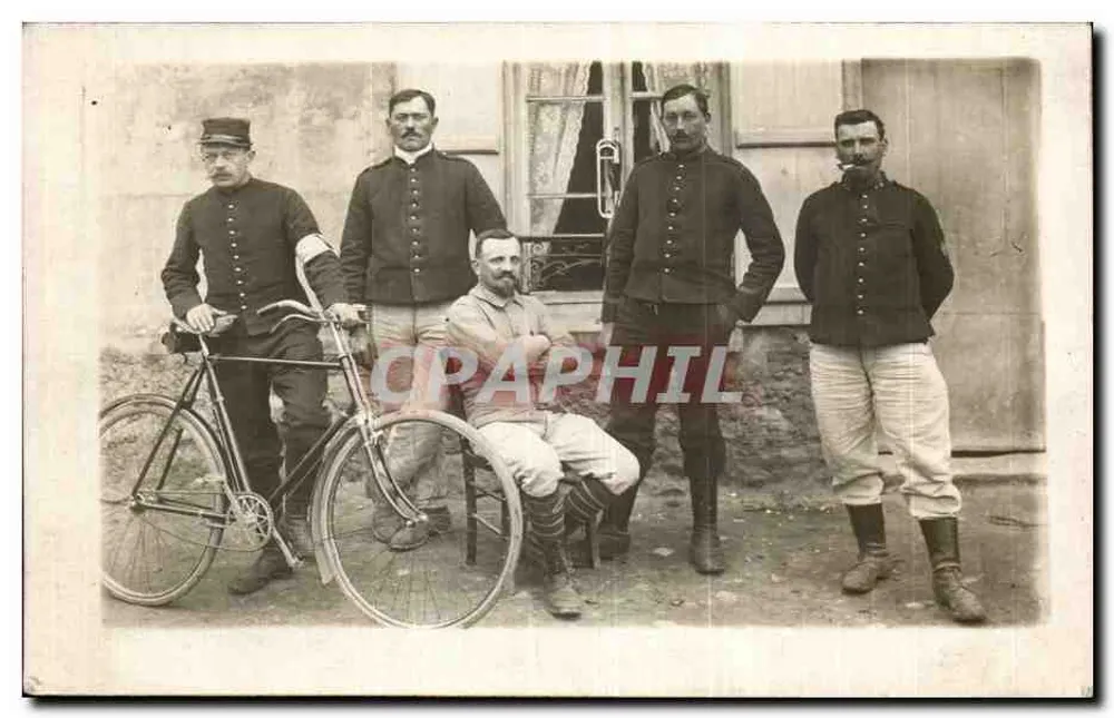 Fünf Männer in militärischer Uniform — einer mit einem Fahrrad — Frankreich, Anfang des 20. Jahrhunderts - Vorderseite