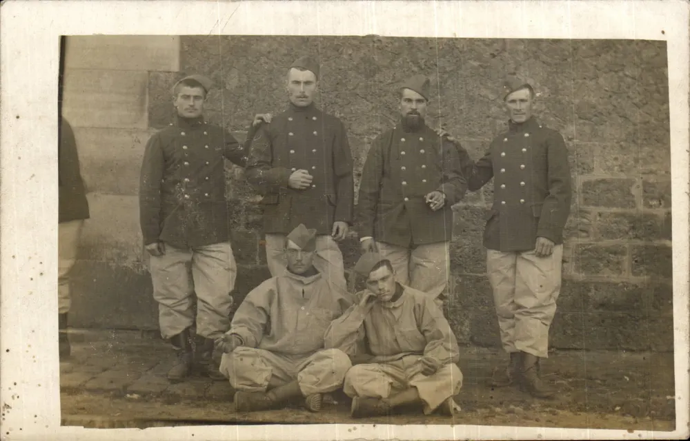 Gruppe Soldaten — militärische Uniformen — Verlag nicht sichtbar - Vorderseite