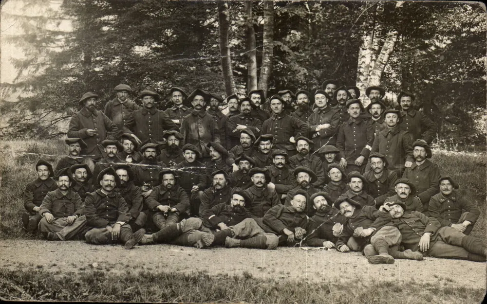 Gruppe Soldaten — Aufnahme im Freien in einem Wald — Verlag nicht sichtbar - Vorderseite
