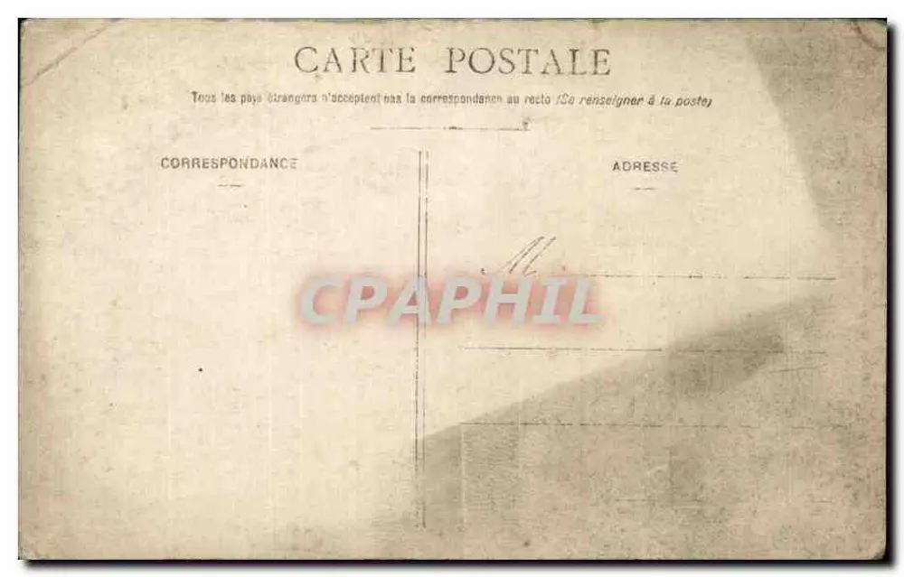 Groupe de soldats — devant un wagon de marchandises et une petite cabane — éditeur non identifié - Rückseite