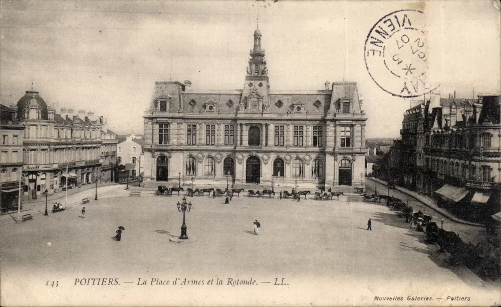 Poitiers — Die Place d'Armes und die Rotonde — LL. — Neue Galerien — Poitiers - Vorderseite