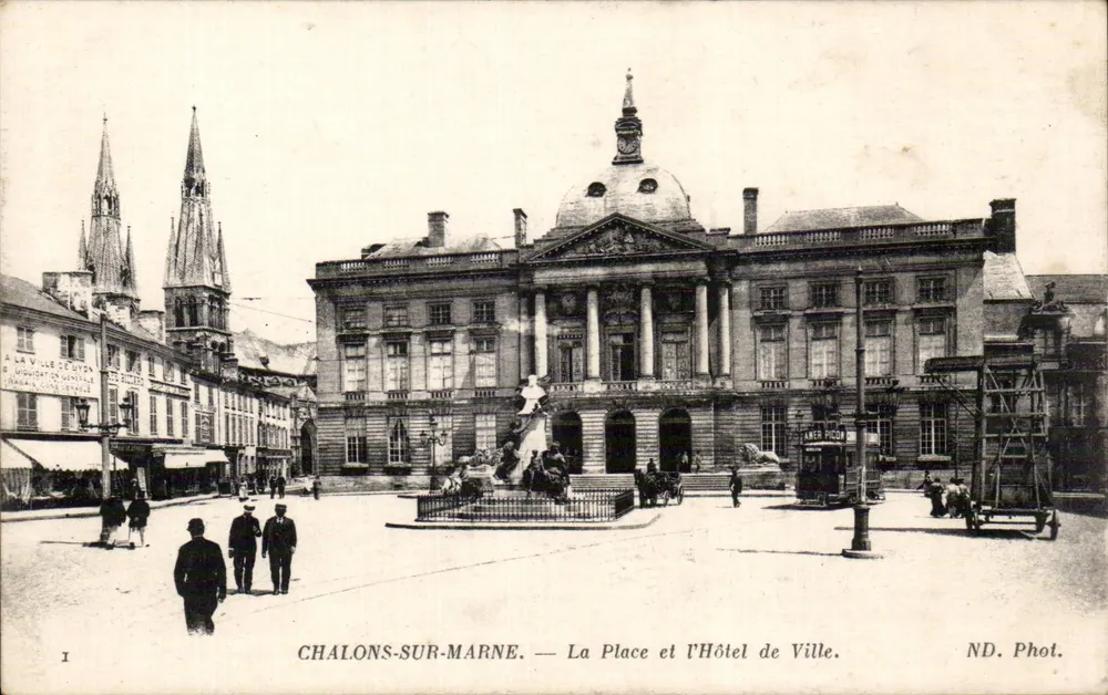 Chalons-sur-Marne — Die Place und das Rathaus — ND. Fot. - Vorderseite