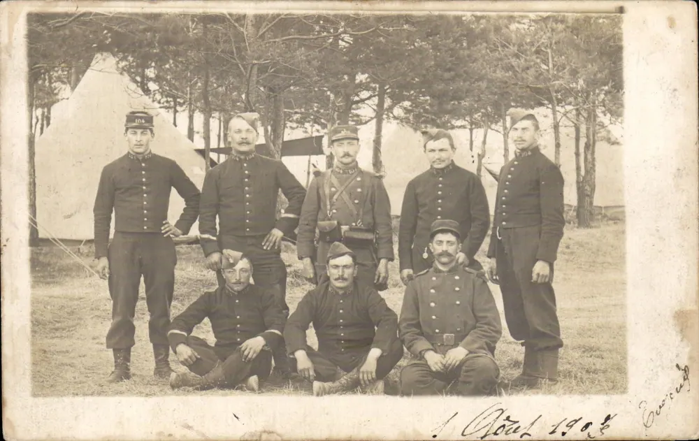Gruppe Soldaten in Felduniform — 1. April 1908 — Verlag Édouard Boccard - Vorderseite