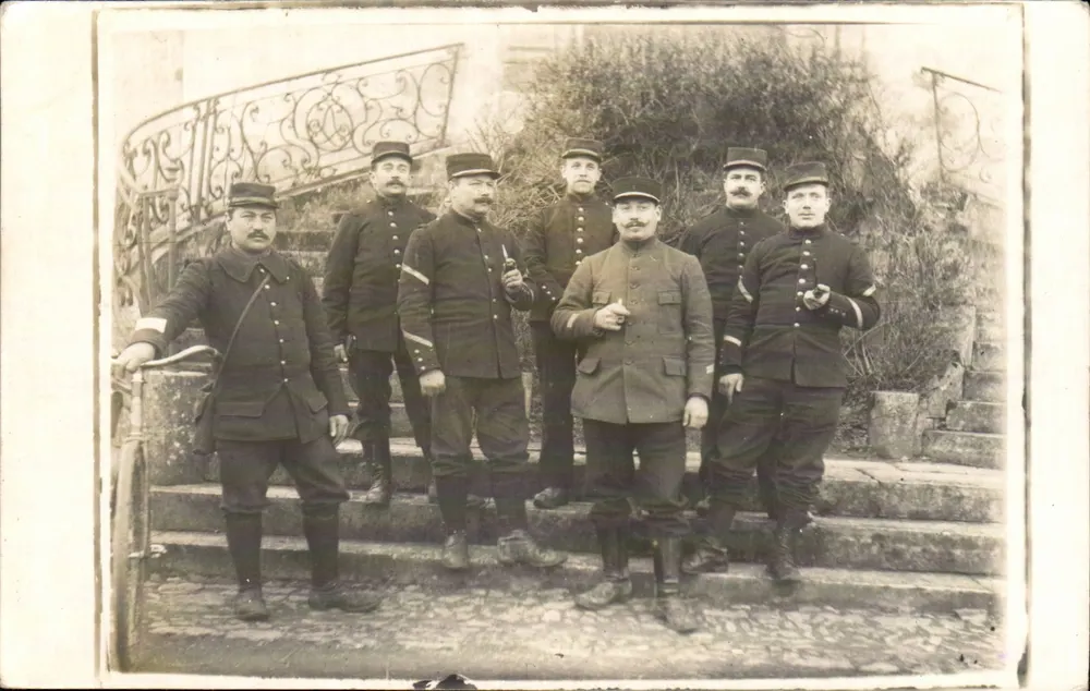 Gruppe von Soldaten — Treppe mit verziertem Geländer — unbekannter Verlag - Vorderseite