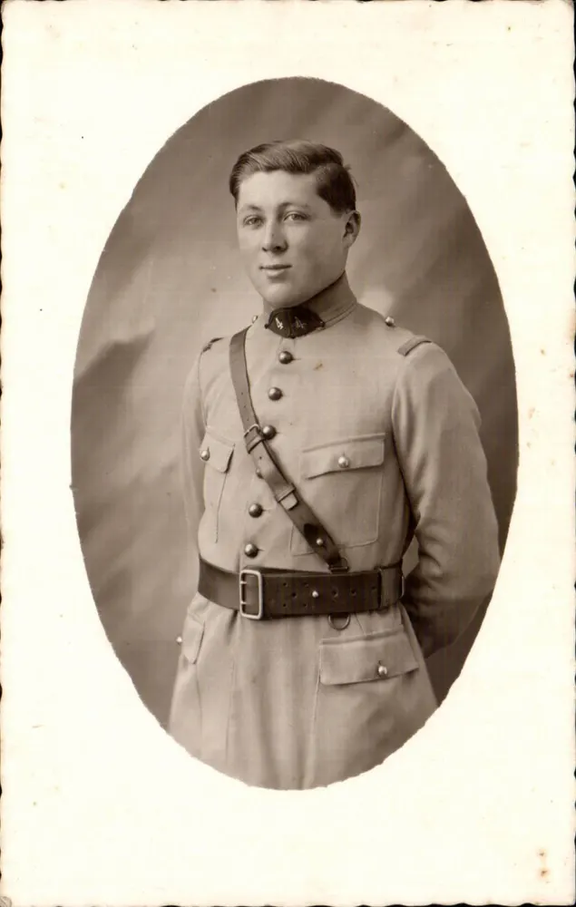 Soldat in Uniform — Portraitstudio — Ansichtskarte - Vorderseite