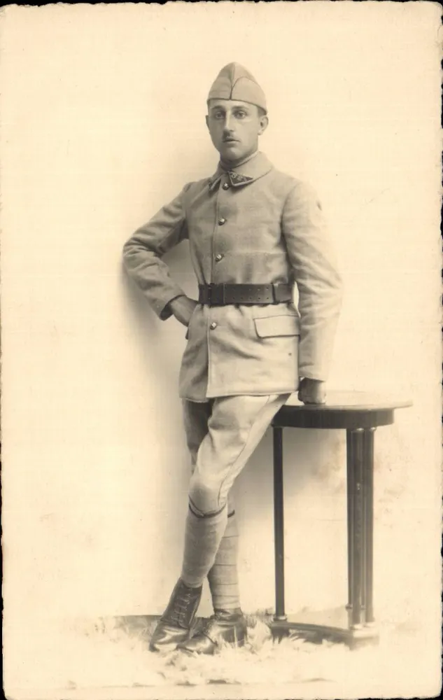 Soldat in Uniform — Studio-Pose — Nr. 1253 - Vorderseite