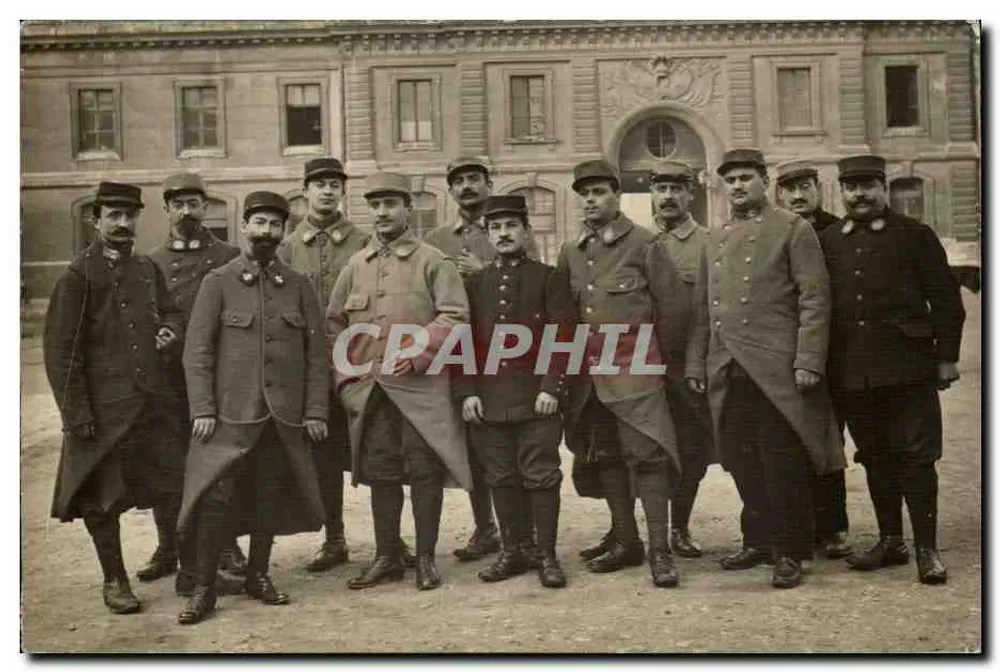 Gruppe von Soldaten vor einem Gebäude - Vorderseite