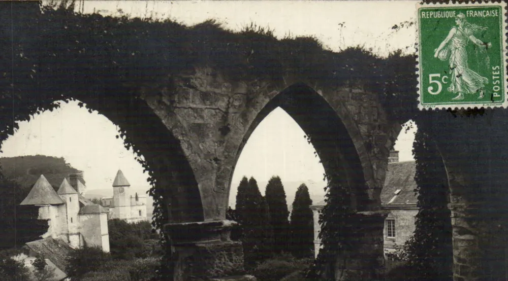 Castelo de Cancarville — visão das ruínas de um aqueduto — editor não visível - Frente