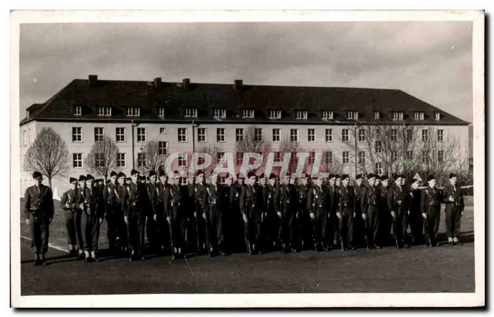Gruppe Soldaten in Formation — vor einem Militärbau — kein Verlag oder Seriennummer sichtbar - Vorderseite