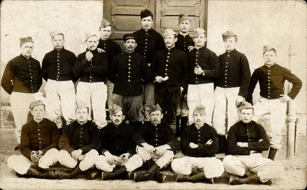 Gruppe junger Männer in Uniform — Seriennummer nicht sichtbar - Vorderseite