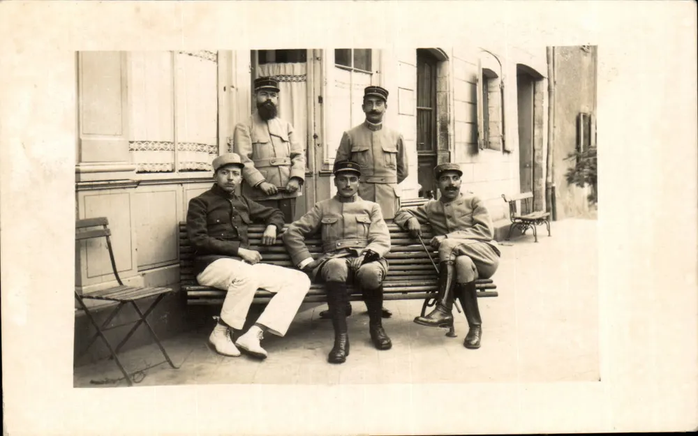 Fünf Soldaten in Uniform — Pose vor einem Gebäude — anonyme Ansichtskarte - Vorderseite