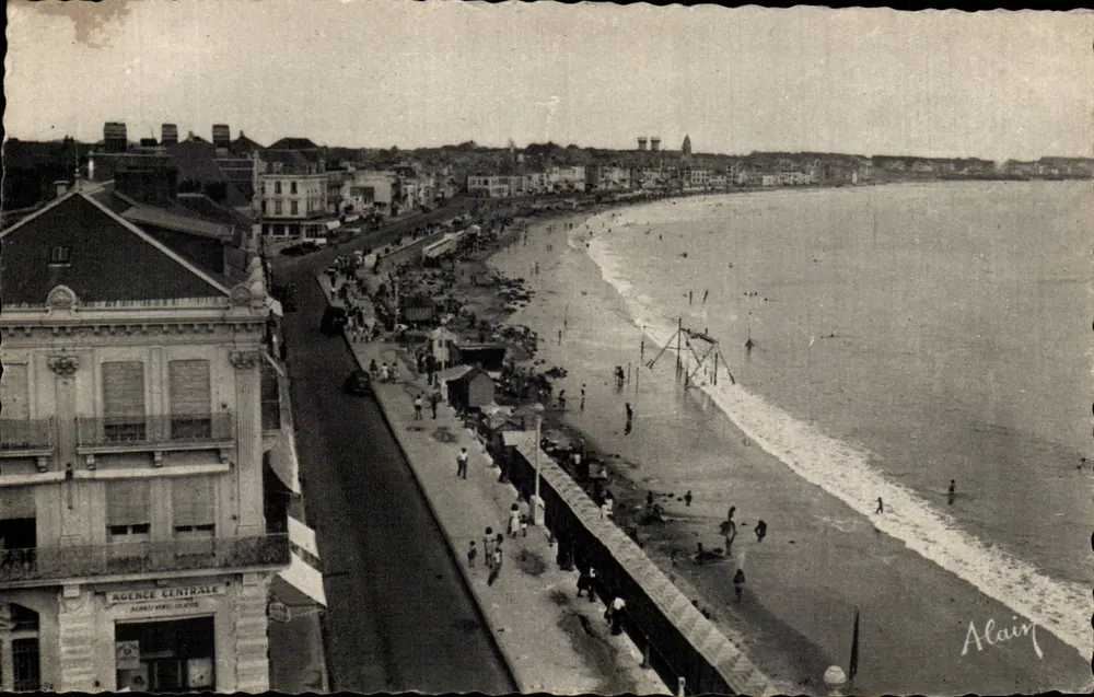 Les Sables-d'Olonne — O Remblai em direção ao Farol vermelho — Alain - Frente
