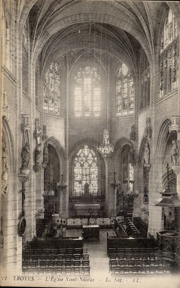 Troyes — A Igreja de São Nicolau — A Nave — I.L. - Frente