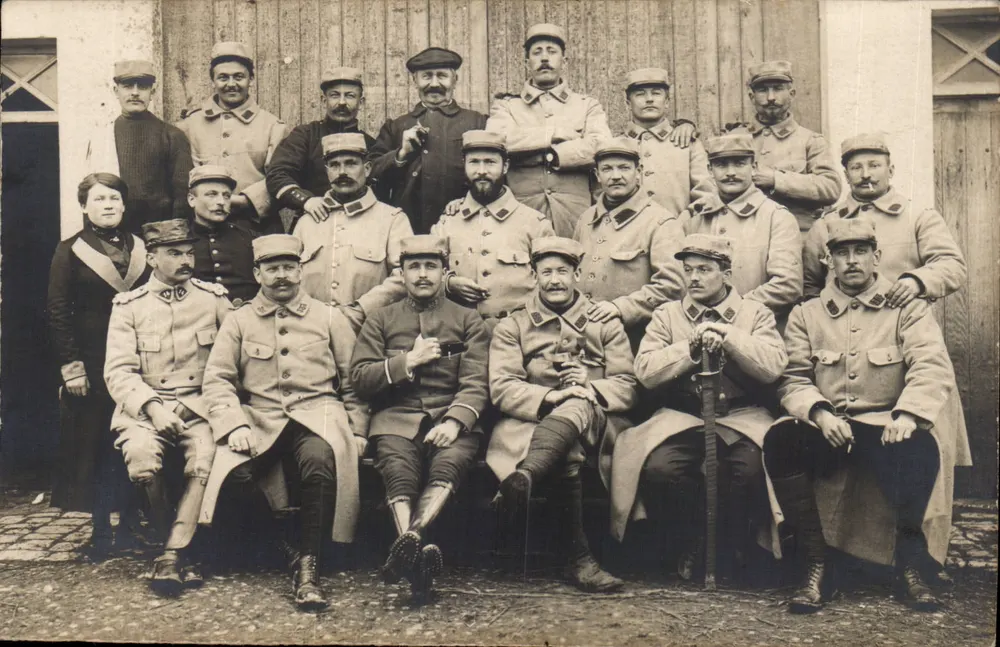 Grupo de soldados e de um oficial — França — n° de série não visível - Frente