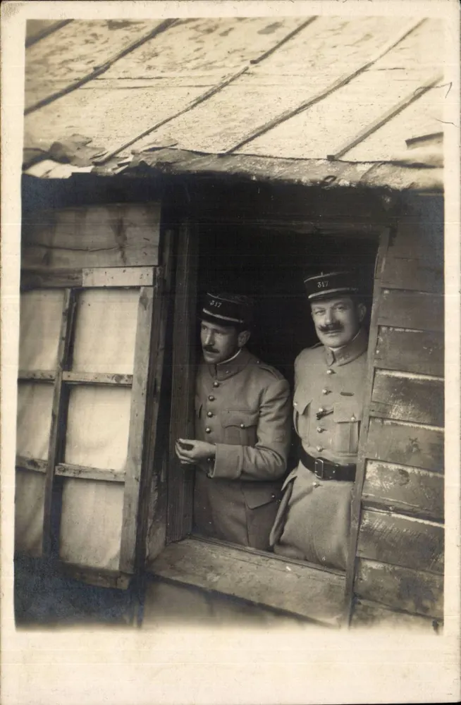 Zwei Soldaten in Uniform — in einer Holzhütte — - Vorderseite