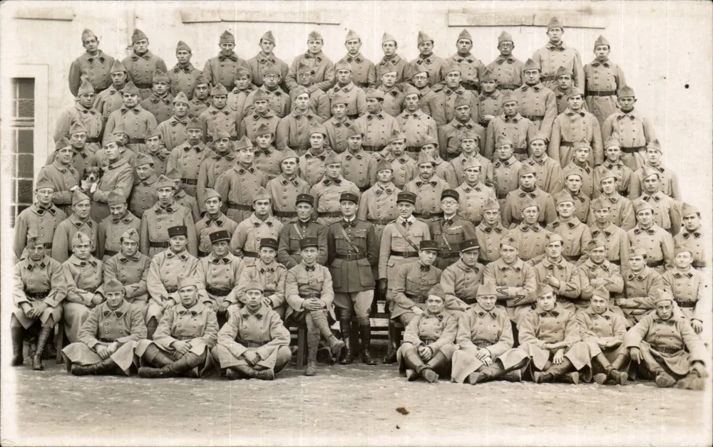 Gruppe von Soldaten — Frankreich, Anfang 1920 - Vorderseite