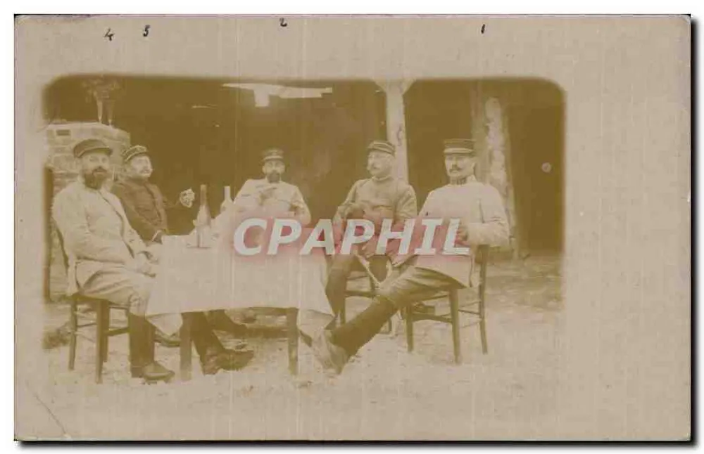 Fünf Soldaten in Uniform — Versammlung um einen Tisch — Verlag R. Giffillennot, Paris - Vorderseite
