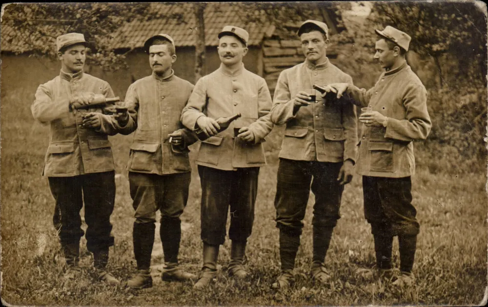 Fünf Soldaten in Uniform — Trinken — Verlag B. Sullerminot, Bospflug et Cie, Paris - Vorderseite