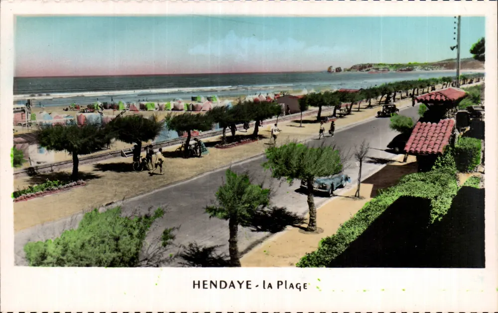 Hendaye - A Praia — vista da praia e da estrada cercada por árvores — Edições Chataigneau - Frente
