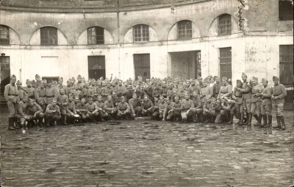 Gruppe von Soldaten — Hof eines Militärbaus — unbekannter Verlag, Seriennummer 354 - Vorderseite