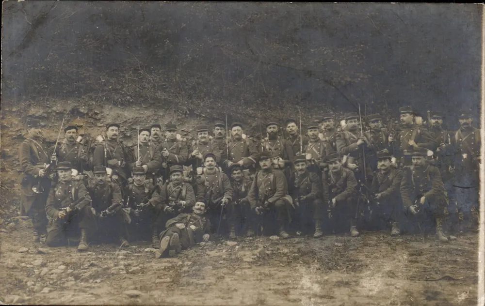 Gruppe von Soldaten — in Felduniform — Anonyme Ansichtskarte - Vorderseite