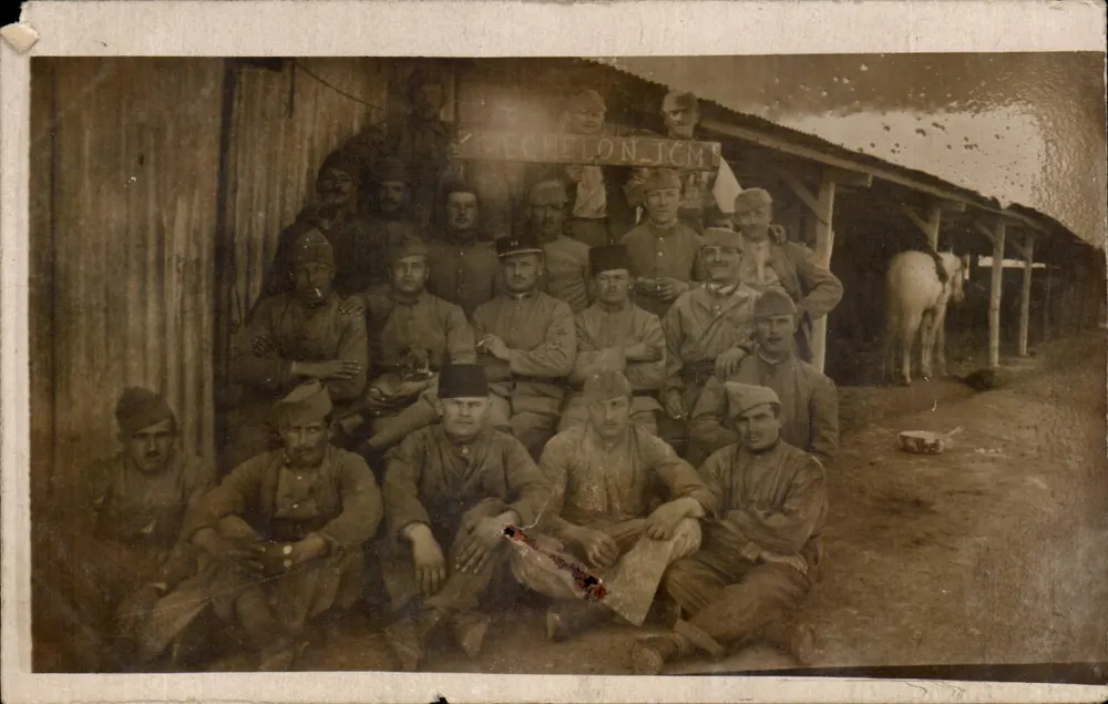 Échelon JCM — Gruppe Soldaten in Uniform — alte Fotografie - Vorderseite