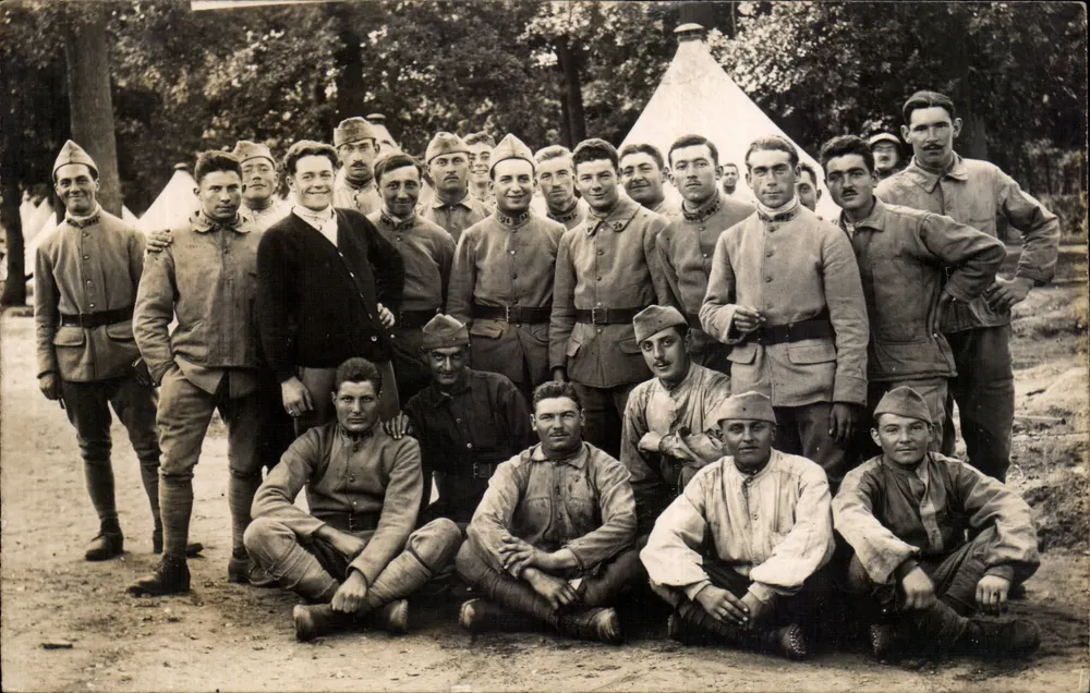 Gruppe Soldaten in Uniform — Militär-Lager — unbekannter Verlag - Vorderseite