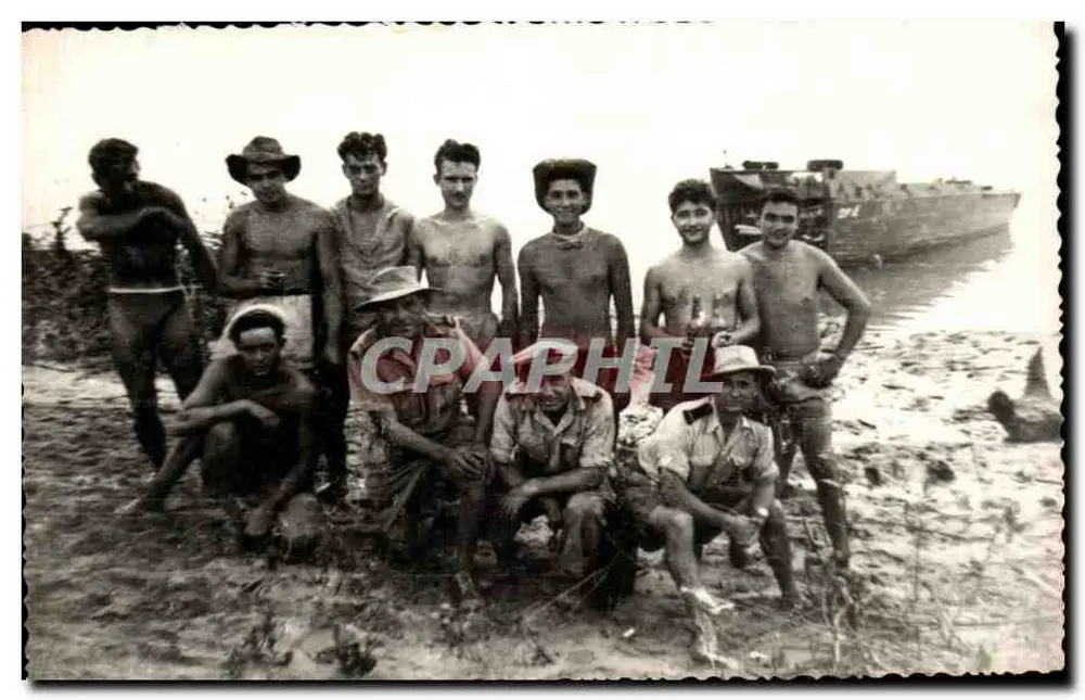 Gruppe von Männern auf einem Strand — mit einem Militärfahrzeug im Hintergrund — Papier Lumière - Vorderseite