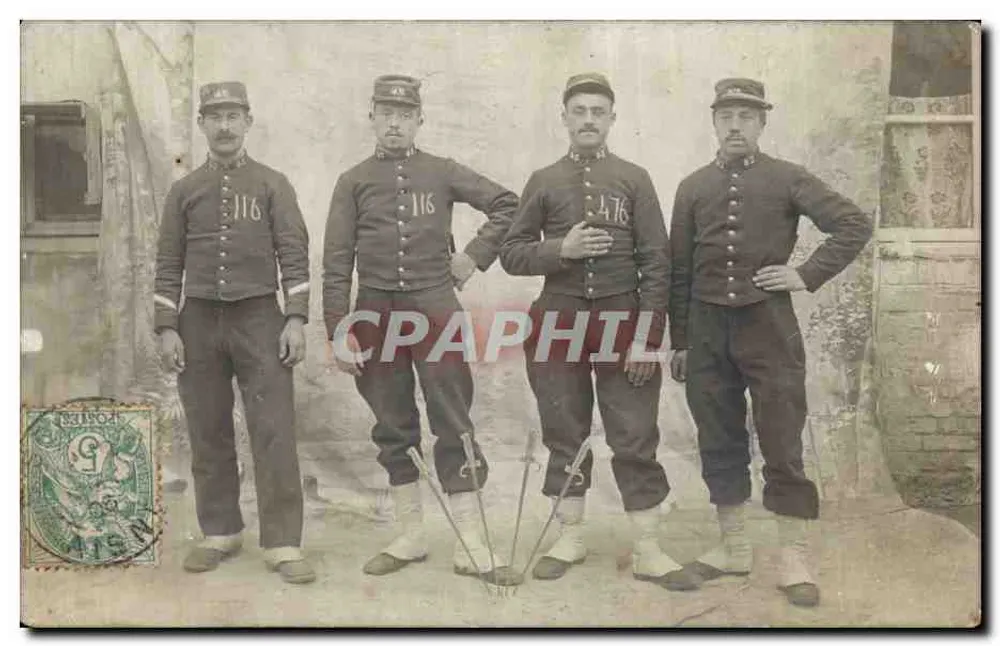 Vier Feuerwehrmänner — nummerierte Uniformen — Verlag Taittinger et Cie, Paris - Vorderseite