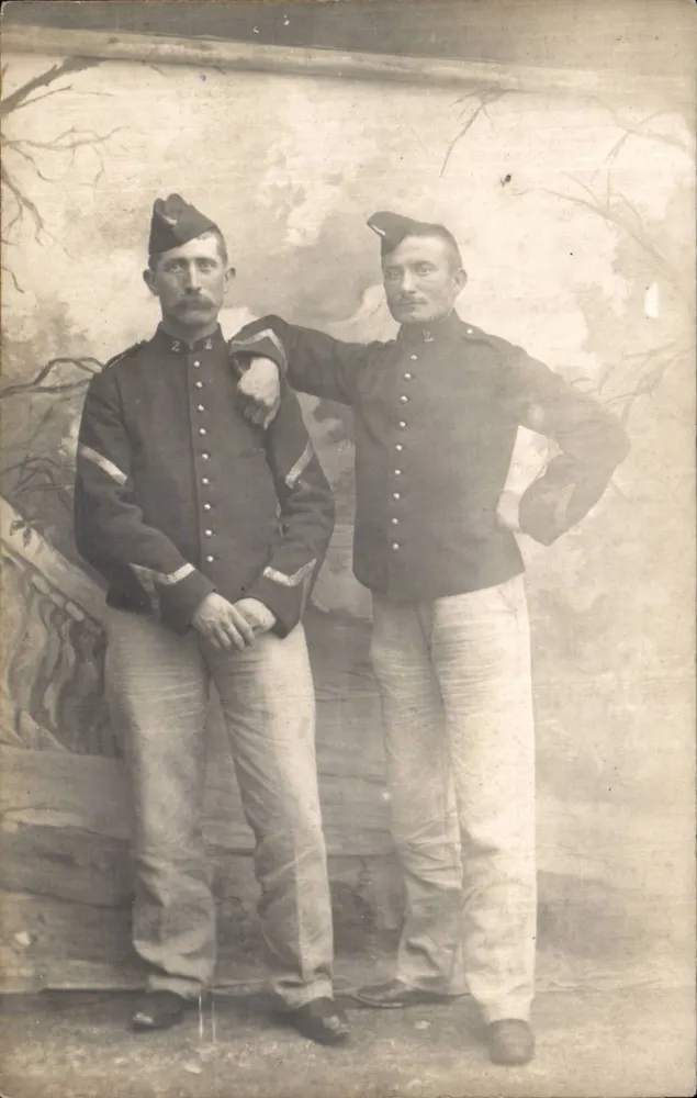 Zwei Soldaten in Uniform — Studio-Positur — B. Fauillement, Paris - Vorderseite