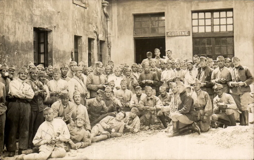 Soldaten im Uniform — Gruppe vor einer Küche — Ansichtskarte vom 1931 - Vorderseite