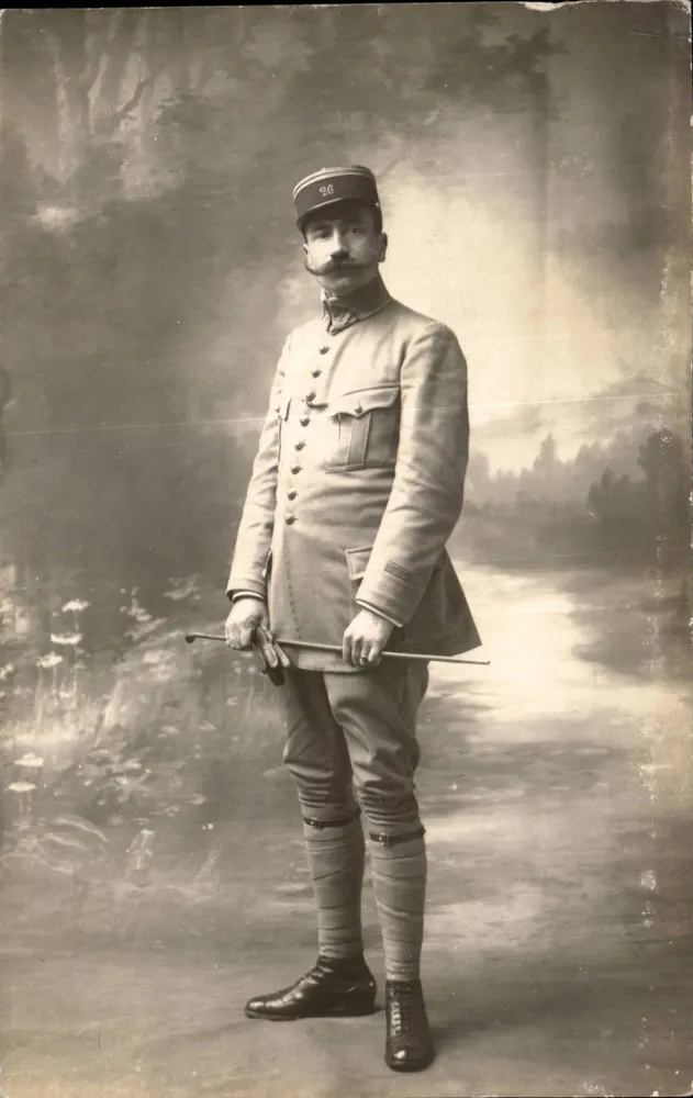 Soldat in Uniform — 90 auf Hut und Jacke — unbekannter Verlag, Seriennummer nicht sichtbar - Vorderseite