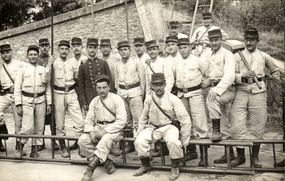 Gruppe Soldaten — Baustelle — unbekannter Verlag - Vorderseite