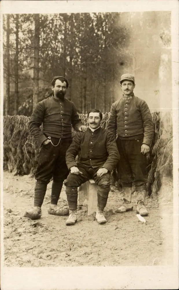 Drei Soldaten — in militärischer Uniform — Ansichtskarte - Vorderseite