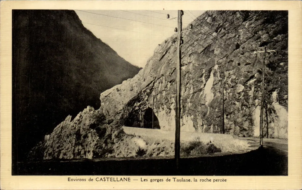 Environs de CASTELLANE — As gargantas de Taulane, a rocha perfurada - Frente