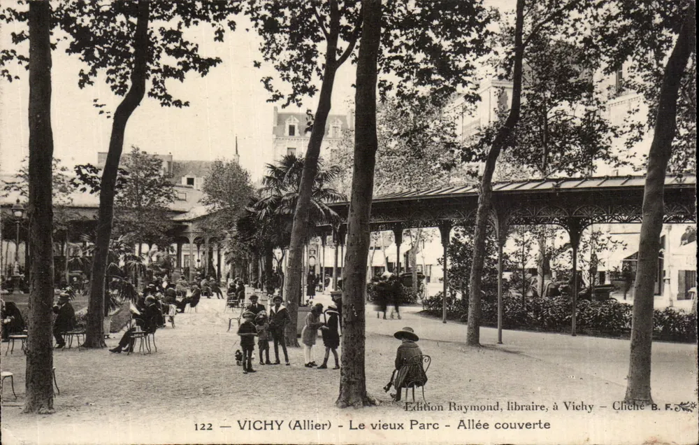 Vichy (Allier) - O velho Parque - Avenida coberta — Edição Raymond, livraria, em Vichy - Frente
