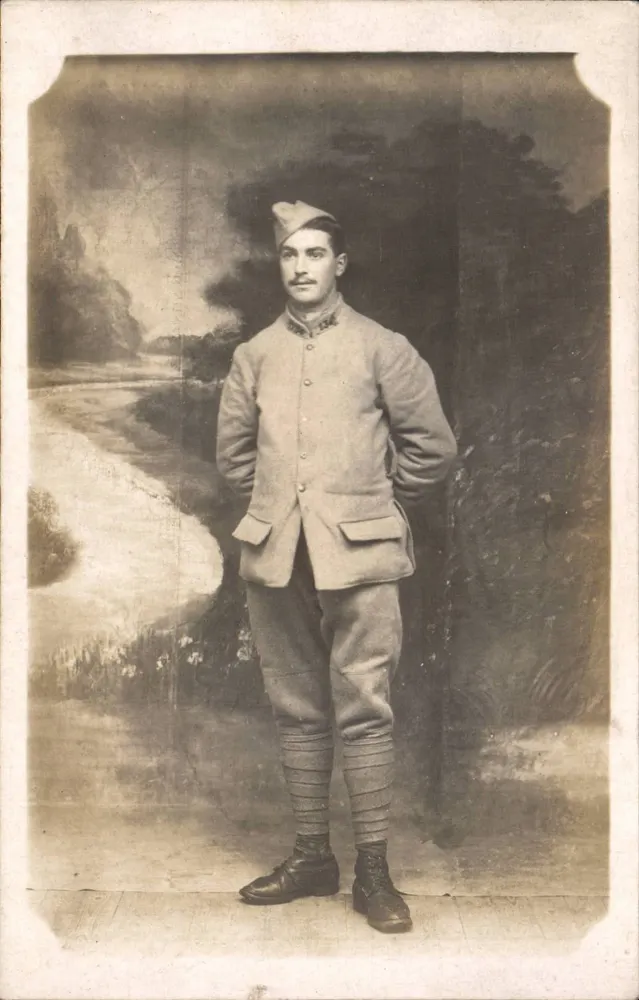 Soldat in Uniform — Studiofoto — italienische Ansichtskarte - Vorderseite