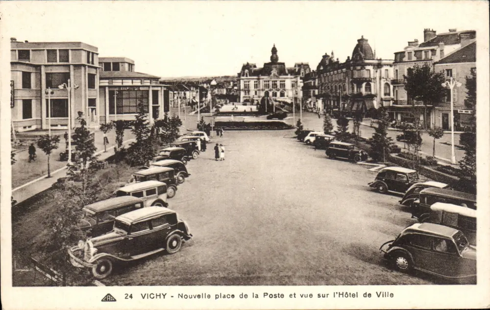 Vichy - Neue Postplatz und Blick auf das Rathaus - Vorderseite