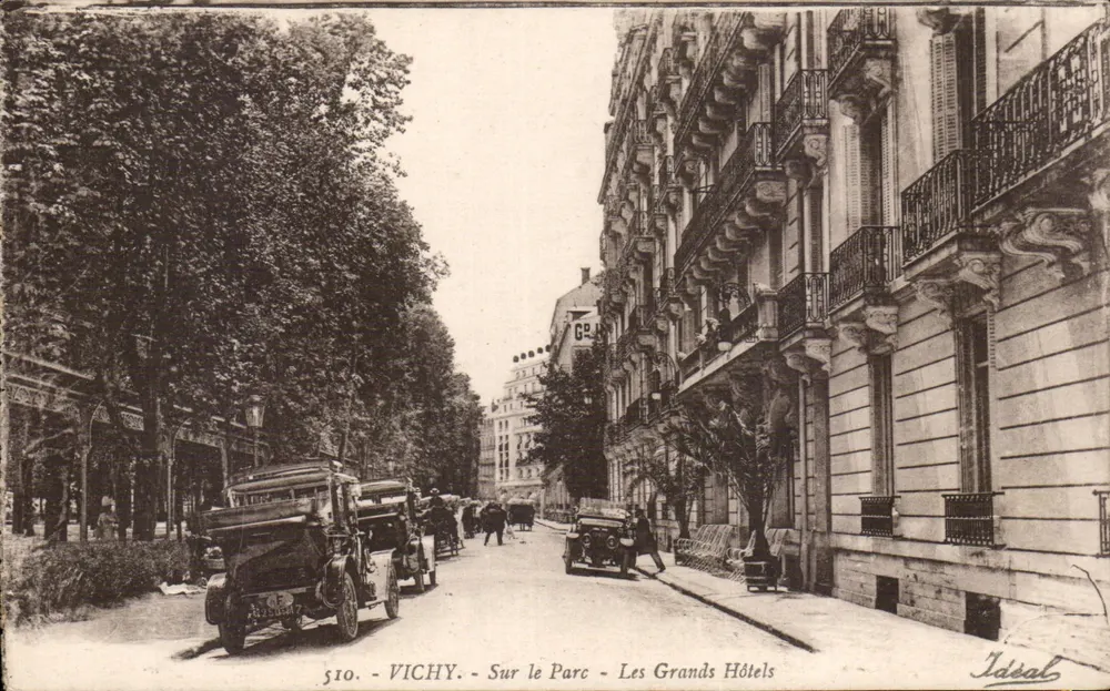Vichy - Sobre o Parque - Os Grandes Hotéis — Ideal, n° 510 - Frente