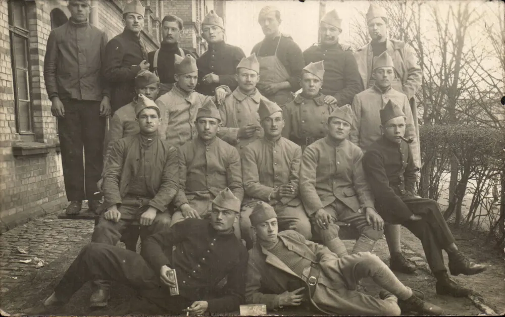 Gruppe Soldaten — Gruppenfoto — unbekannter Verleger, Seriennummer nicht sichtbar - Vorderseite
