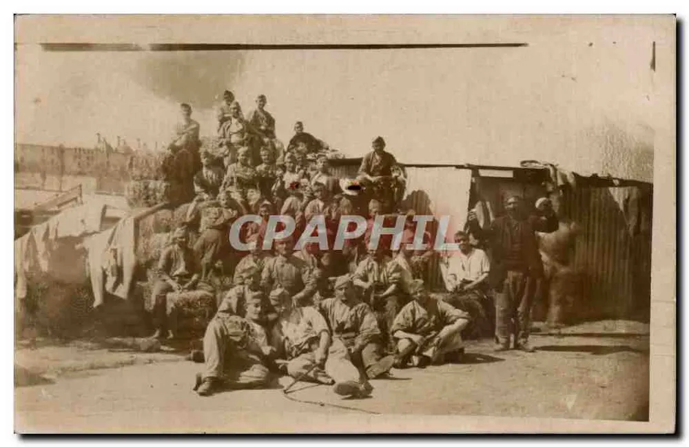 Groupe de soldats — pose en plein air devant une structure provisoire — éditeur non identifié - Vorderseite